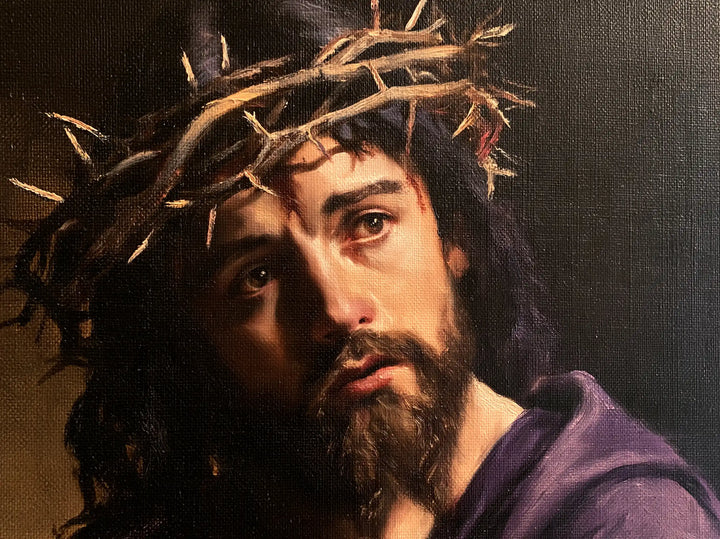 Jésus couronné d’épines — Le Regard proche sous le bois clair