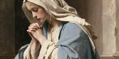 La Vierge en prière — Les Mains près de la pierre pâle