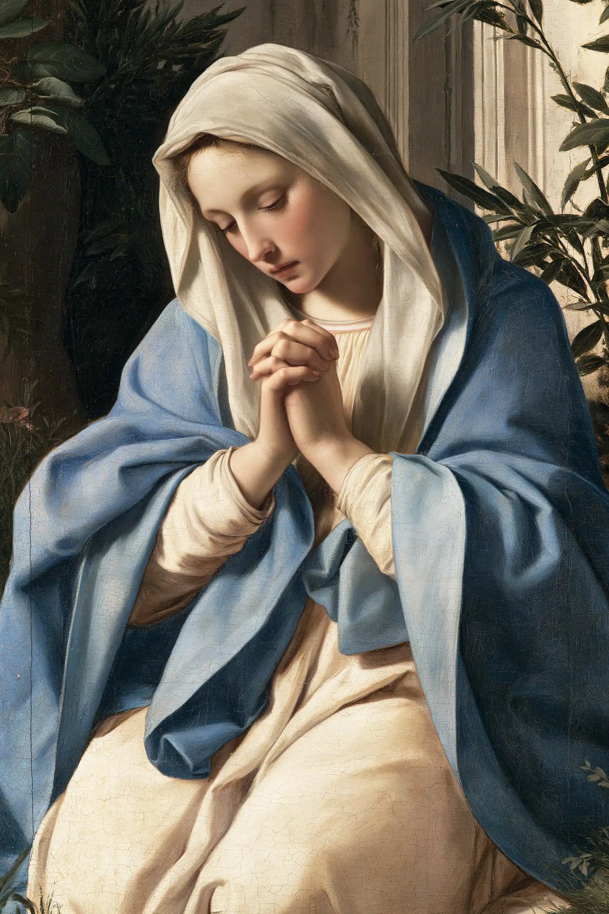 La Vierge en prière — Les Mains unies près du visage pâle