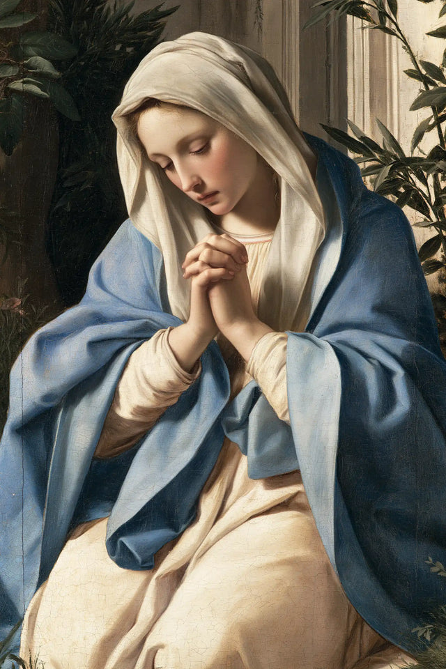 La Vierge en prière — Les Mains unies près du visage pâle